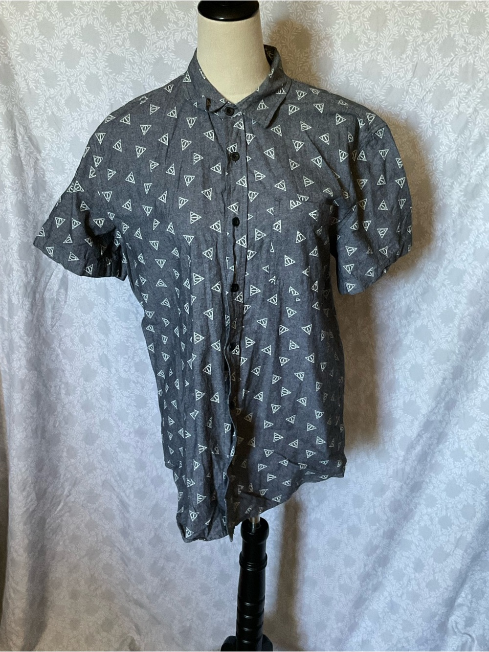 Men's Short-Sleeve Button-Up Shirt in Charcoal Gray with Geometric Print